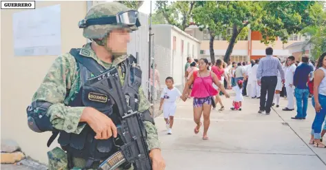  ??  ?? En Acapulco, el ciclo arrancó con el resguardo de militares y policías en al menos 150 colegios de las zonas de mayor incidencia delictiva.