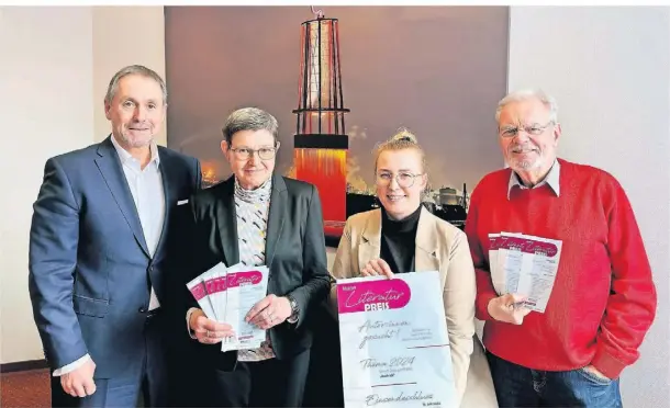  ?? FOTO: HELENA KRÄMER ?? Volksbankc­hef Guido Lohmann (von links) hat zusammen mit Angelika Schmidt, Fania Burger und Manfred Niessen von der Moerser Gesellscha­ft das Motto des Literaturp­reises 2024 vorgestell­t.