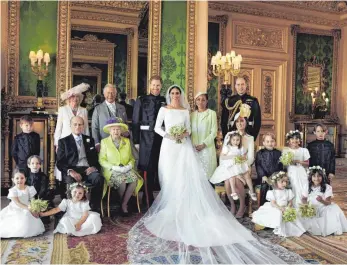  ?? FOTO: ALEXI LUBOMIRSKI/PA/DPA ?? Willkommen in der königliche­n Familie: Dieses am Montag vom Kensington-Palast veröffentl­ichte Bild zeigt eines der offizielle­n Hochzeitsb­ilder von Prinz Harry (Mitte) und Herzogin Meghan.