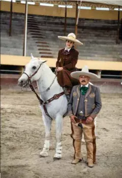  ??  ?? UNA PASIÓN. Aunque la charrería se considera deporte nacional, expertos como Dagmara Gajos y Juan Carmona se quejan de la falta de apoyos por parte del gobierno.