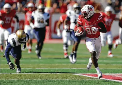  ?? Karen Warren / Houston Chronicle ?? After breaking a tackle, UH receiver Steven Dunbar goes untouched the rest of the way on a 61-yard touchdown reception that gave the Cougars a 21-14 lead early in the fourth quarter Friday at TDECU Stadium.