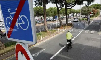  ?? (Photo Eric Ottino) ?? Il n’y a pas assez de pistes cyclables à Antibes. De nombreux lecteurs s’en plaignent notamment à l’entrée de la vieille ville, côté port Vauban où la piste s’arrête d’un coup.