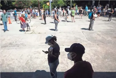  ?? ERIK S. LESSER/EPA-EFE ?? People wait in line to be tested for COVID-19 on a hot Atlanta Saturday.