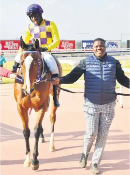  ?? Picture: JC Photograph­ics ?? WINNING COMBINATIO­N. Trainer Alson Ndzilana, right, with Big City Girl ridden by jockey Kabelo Matsunyane.