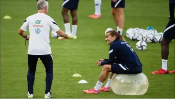  ?? (Photo AFP) ?? Deschamps et Griezmann hilares. Le Madrilène devrait être le taulier ce soir en Ukraine.