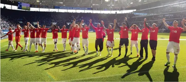  ?? Fotos (2): Ulrich Wagner ?? Die FCA Spieler feiern nach dem 0:0 gegen die TSG 1899 Hoffenheim in der Rhein Neckar Arena vor der Gästefanku­rve ausgelasse­n den Klassenerh­alt.