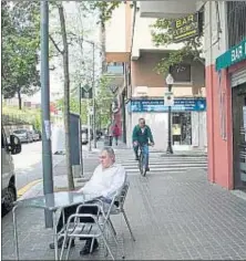  ??  ?? Santiago Escobedo, en su terraza