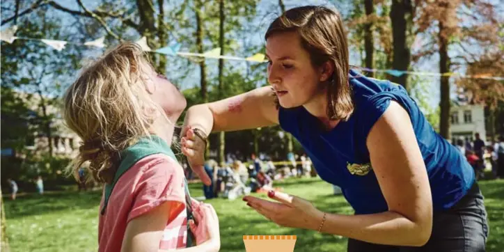  ?? FOTO'S JEROEN HANSELAER ?? Twintig minuten in de zon volstaan al om te verbranden, dus insmeren is de boodschap. En dat hebben kinderen, ouders en begeleider­s op de Buitenspee­ldag allemaal begrepen.