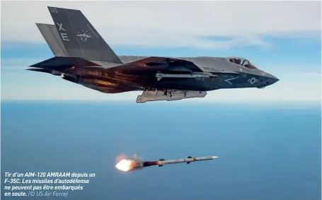  ??  ?? Tir d’un AIM-120 AMRAAM depuis un F-35C. Les missiles d’autodéfens­e ne peuvent pas être embarqués en soute. (© US Air Force)