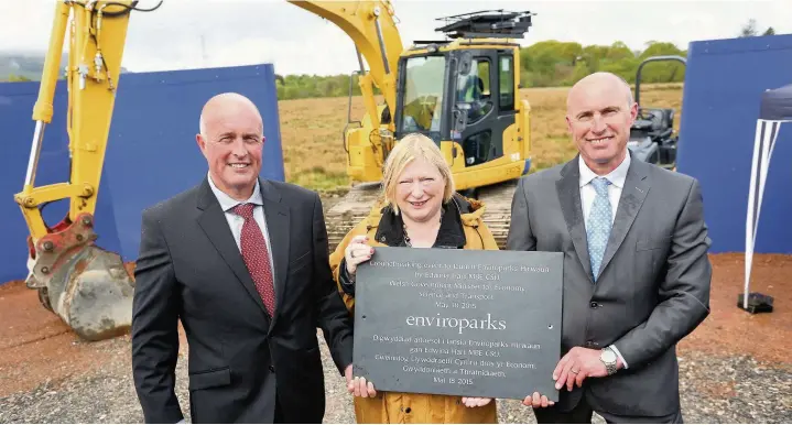  ??  ?? > Edwina Hart launches the first phase of work at Enviropark­s with Enviropark­s directors David (left) and Andrew Williams