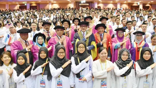  ??  ?? MASIDI (tengah) bersama Kamarudin bergambar dengan sebahagian pelajar baharu UMS sesi 2017/2018. pelajar baharu yang terlibat dalam majlis lafaz ikrar berkenaan.