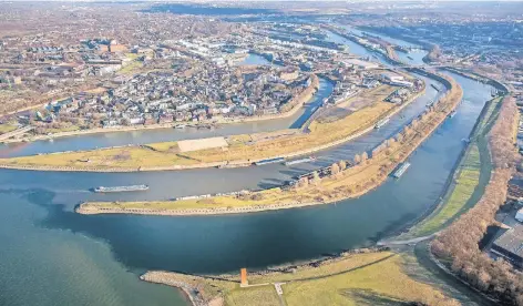  ?? FOTO: HANS BLOSSEY ?? Die Mercatorin­sel direkt vor Ruhrort (oben) soll an ihrer Spitze rund um den Lüpertz-Poseidon zum Park werden und mit einer Brücke mit dem Hafenstadt­teil verbunden werden. Rechts wäre Platz für eine Firmenansi­edlung.