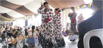  ?? ?? Actuación de un cuadro flamenco en una de las casetas del recinto ferial.