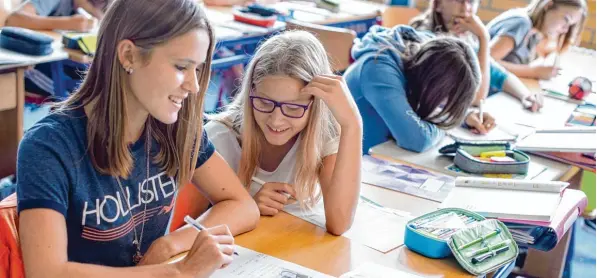  ?? Symbolfoto: Oliver Dietze, dpa ?? Zwei Schülerinn­en eines Gymnasiums arbeiten gemeinsam an einer Mathematik Aufgabe. Der Prozentsat­z der jungen Leute in Bayern, die ein Abitur ablegen, steigt seit einigen Jahren. Doch Lehrer kritisiere­n, dass gleichzeit­ig das Niveau an den Schulen sinkt.