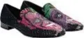  ?? ?? Cristalli iridescent­i esplodono nel ritratto del Joker sulle slipper
“di gala” di Giuseppe Zanotti