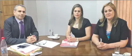  ??  ?? Cristian Kriskovich junto con las abogadas Kattya Mabel González y Esther Roa, de la Coordinado­ra de Abogados. Hoy entregarán los informes a este gremio.