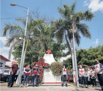  ?? FOTO: LUIS GERARDO MAGAÑA ?? > Un paramédico dijo unas emotivas palabras en honor a su compañero.