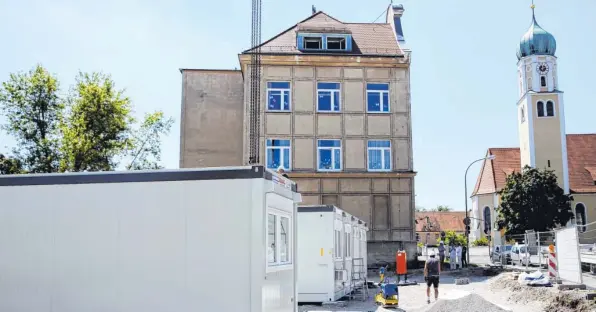  ?? Foto: Peter Fastl ?? Das Schulsanie­rungsprogr­amm – hier die Eichendorf­f-Schule in Haunstette­n, die für die Renovierun­g in Container zieht – ist teuer, aber politisch unumstritt­en. Viele Bauten sind völlig marode.