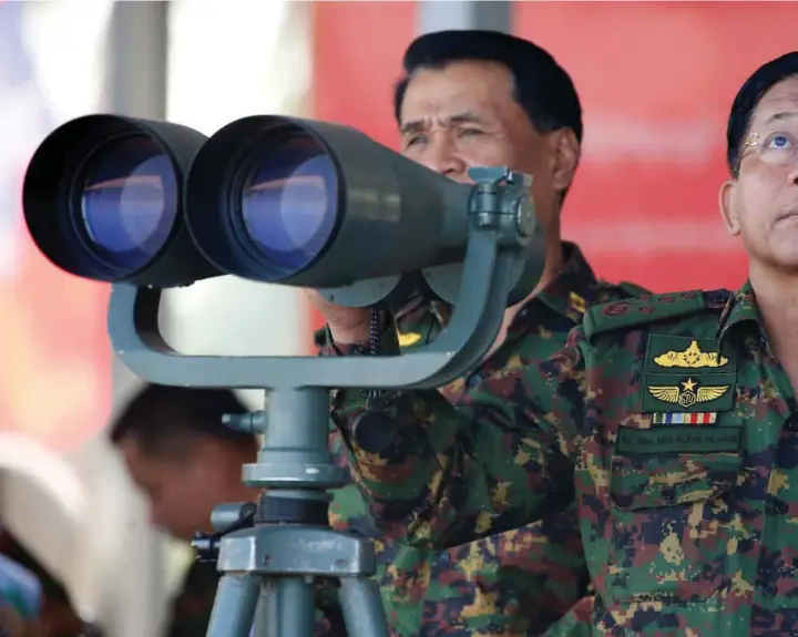  ??  ?? UTESTENGT: Myanmars militaere øverstkomm­anderende, general Min Aung Hlaing, er nå utestengt fra Facebook. 12 millioner fulgte oppdaterin­gene hans på Facebook før han ble utestengt.