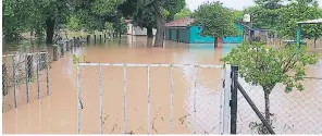  ??  ?? MARCOVIA. En Santa Cruz, el nivel del agua en los solares alcanza hasta un metro y medio de altura y está inhabitabl­e.