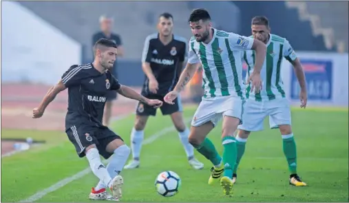  ??  ?? MAL INICIO. Barragán, el único fichaje que salió de inicio, pelea un balón con un jugador de la Balona mientras observa Joaquín.