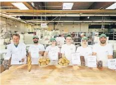  ?? FOTO: BÄCKEREI SCHÜREN ?? Bäcker Roland Schüren (links) und sein Team sind stolz auf die Aufzeichnu­ngen.