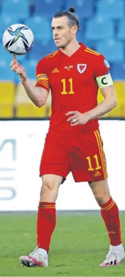  ??  ?? Bale, con Gales, con la que ayer marcó un ‘hat-trick’.