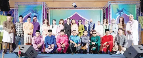  ??  ?? MAJLIS SUCIKAN HATI SALAM AIDILFITRI: Ketua Pengarah Penyiaran Datuk Abu Bakar Ab Rahim (kiri) bergambar bersama para artis dan penyampai Radio Televisyen Malaysia (RTM) pada majlis Sucikan Hati Salam Aidilfitri Santai Bersama Media di Dewan...