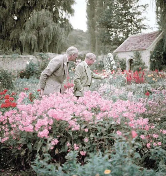  ??  ?? Il duca di Windsor con il paesaggist­a inglese nella sua casa estiva a Le Moulin de la Tuilerie, fuori Parigi, nel 1955