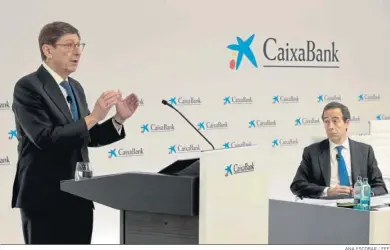  ?? ANA ESCOBAR / EFE ?? El presidente Caixabank, José Ignacio Goirigolkz­arri, interviene junto al consejero delegado, Gonzalo Gortázar.