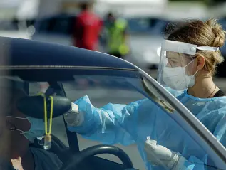  ??  ?? Indagini
Una dottoressa effettua il servizio dei tamponi in auto davanti all’ospedale