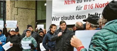  ?? Foto: Christina Brummer ?? Gegner der aktuellen Planungen um das neue Wasserschu­tzgebiet und der B16-Nord kamen vors Dillinger Landratsam­t, um Landrat Markus Müller ihre Bedenken mitzuteile­n.