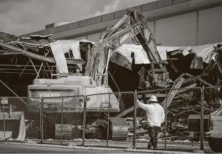  ?? Mark Mulligan / Staff photograph­er ?? The former Sears at Memorial City Mall is being torn down to make way for an outdoor “lifestyle” and retail district.