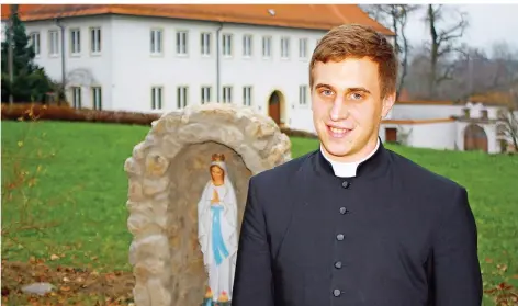  ?? FOTO: MICHAEL KNIESS ?? Sebastian Piotrowski vor der Propstei St. Michael zu Paring in Bayern. Dort, in der Nähe von Regensburg, absolviert­e er im Kloster sein Noviziat und legte das zeitliche Gelübde ab. Jetzt sucht der junge St. Ingberter nach einem Platz in einem...