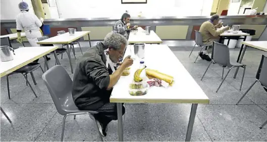  ?? JAIME GALINDO ?? Transeúnte­s, en el comedor social de la parroquia del Carmen, la semana pasada.