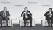  ?? HUANG ZHILING / CHINA DAILY ?? Alaska Governor Bill Walker (left) and New Mexico Governor John Sanchez (right) from the US discuss economic innovation­s with Yin Li, governor of Sichuan province, during the 4th ChinaUS Governors Forum held in Chengdu, Sichuan, on Tuesday.