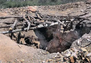  ?? Picture: DIMPHO MAJA ?? GOING UNDERGROUN­D: One of the many illegal mining holes dug by zama zamas in Benoni.