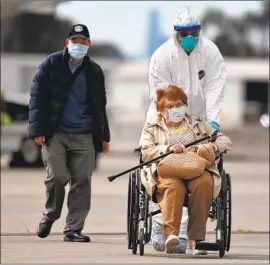  ?? Josh Edelson AFP/Getty Images ?? PASSENGERS from the Grand Princess cruise ship, which had 21 coronaviru­s cases and was stranded at sea, board flights after the ship docked in Oakland.