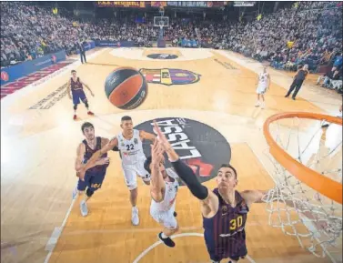  ??  ?? Víctor Claver, del Barça, trata de frenar a Campazzo, del Madrid, en un partido de la Euroliga.