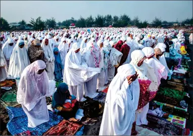  ?? ?? Masovni zajednički bajram-namaz na otvorenom u Indoneziji