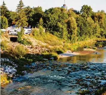  ?? Fotos: Michael Eichhammer ?? Recht idyllisch gelegen ist dieser Wohnmobil-stellplatz an der Wertach – das Areal ist bei Urlaubern beliebt: In diesem Jahr seien wegen der Corona-pandemie zwar viele italienisc­he Gäste ausgeblieb­en, sagen die Betreiber. Aber dafür kämen um so mehr deutsche Besucher.