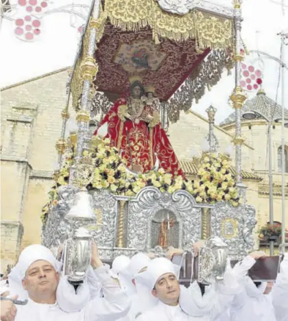  ?? J.A.F. ?? Un gran día. Manijero y santeros, con la procesión a la salida de la iglesia parroquial de San Mateo.