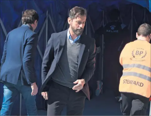  ??  ?? EN EL TÚNEL. Quique Sánchez Flores volvió a recibir algunos cánticos pidiendo su dimisión durante el Espanyol-Alavés del domingo.