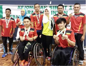  ??  ?? The state para badminton athletes gesture during a photo-call to mark their achievemen­t.