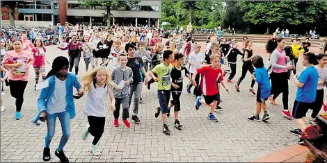  ?? BILD: HEIKE SCHAADT ?? Laufen für den guten Zweck: Schülerinn­en und Schüler der IGS Kreyenbrüc­k starteten zum Sponsorenl­auf.