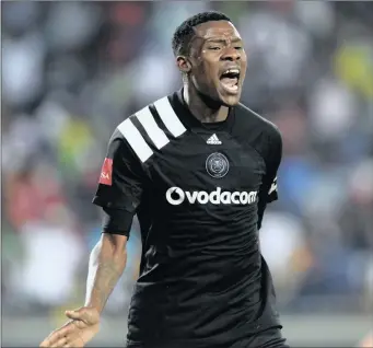  ?? Isithombe: BACKPAGEPI­X ?? UTHAMSANQA Gabuza we-Orlando Pirates ebabaza ngemuva kokuthi uThabo Qalinge egeje igoli bebhekene neMamelodi Sundowns koweligi ngoLwesith­athu ebusuku