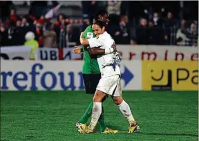  ??  ?? Grougi et son gardien Joan Hartock, après un match de Coupe de France.