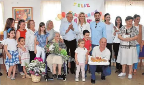  ?? V. R. ?? Familiares y amigos celebran el 105 cumpleaños de Luisa Ruiz Castelví (centro), ayer