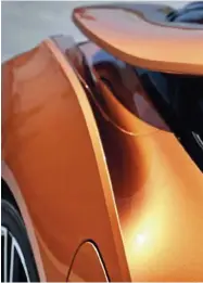  ??  ?? AERODINÁMI­CO. Uno de los secretos para que el Roadster consuma tan poco combustibl­e es su cuidada silueta. Detalles como éste en el lateral facilitan el flujo del aire.