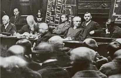  ?? Foto: Getty Images ?? Der Massenmörd­er aus Hannover (4.v.r.) beim Prozess im Jahr 1924.